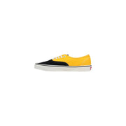 Baskets Vans pour homme, jaunes et noires, avec lacets en coton blanc et semelle en caoutchouc blanc, logo rouge visible à l'arrière.