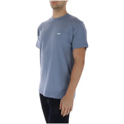 T-shirt Vans bleu clair pour homme, en coton, à manches courtes et col rond, avec un petit logo blanc sur la poitrine gauche.