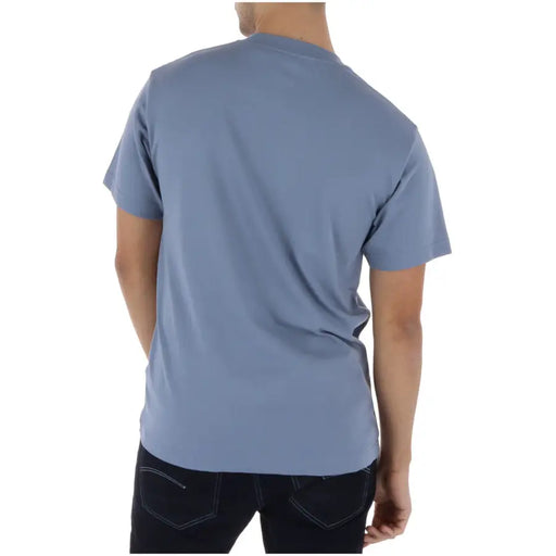 T-shirt homme Vans bleu clair en coton doux, col rond et manches courtes, idéal pour une tenue décontractée.