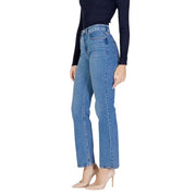 Vero Moda Jean en denim bleu pour femme, taille haute, coupe droite, délavage moyen, coutures classiques et passants de ceinture.