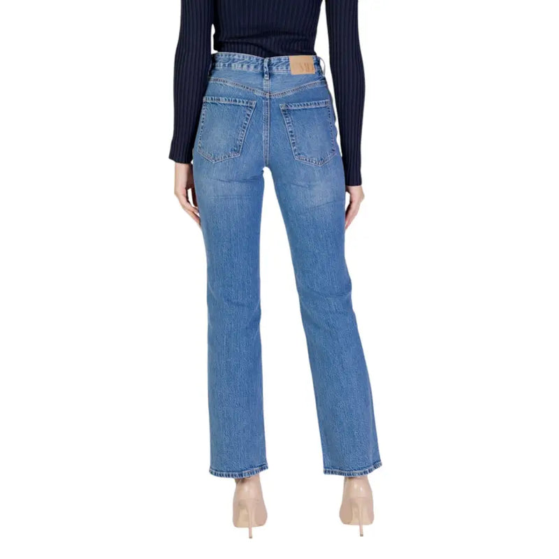 Vero Moda Jean en denim bleu pour femme, coupe droite classique et délavage subtil, confectionné dans une matière résistante.