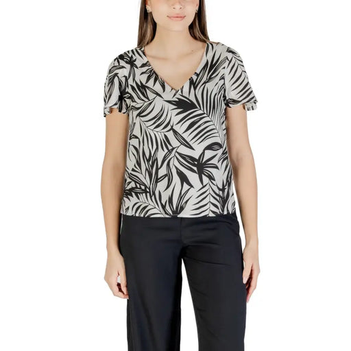 Vero Moda Chemisier bleu clair imprimé en viscose à manches courtes avec imprimé de feuilles tropicales
