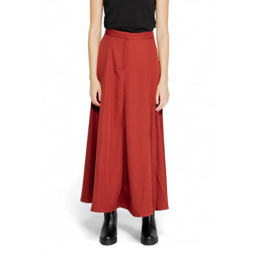 Vero moda rust red polyester wide-leg high-waisted trousers with smooth fabric and subtle side slit for fall winter