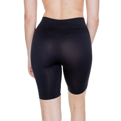Vero Moda Short cycliste noir en nylon pour femme, à enfiler, avec taille haute élastique et tissu extensible et doux.