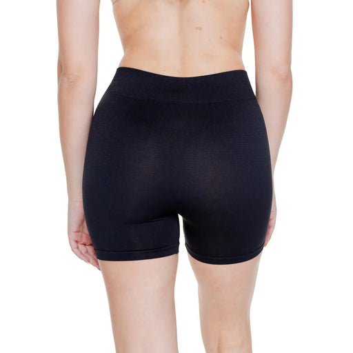Vero Moda Short noir taille haute sans coutures pour femme, en polyamide et élasthanne, vu de face