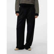 Pantalon noir à jambes larges et fermeture éclair pour femme par Vero Moda en polyester viscose lisse et ajusté avec de subtils plis à la taille