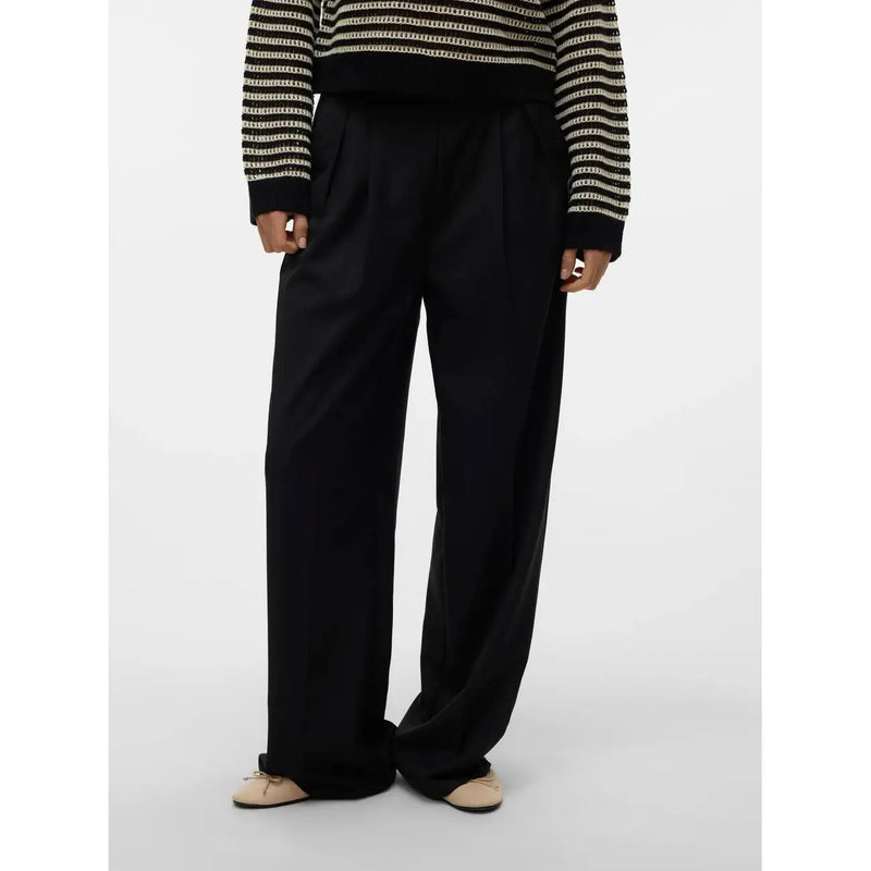 Pantalon noir à jambes larges et fermeture éclair pour femme par Vero Moda en polyester viscose lisse et ajusté avec de subtils plis à la taille
