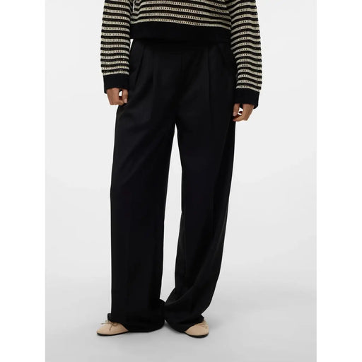 Pantalon noir à jambes larges et fermeture éclair pour femme par Vero Moda en polyester viscose lisse et ajusté avec de subtils plis à la taille