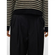 Vero Moda Pantalon noir taille haute plissé pour femme, en tissu lisse polyester viscose.