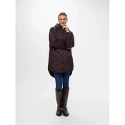 Un manteau matelassé marron foncé à capuche, ourlet asymétrique et fermeture boutonnée, en polyamide polyester.