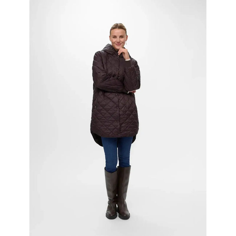 Un manteau matelassé marron foncé à capuche, ourlet asymétrique et fermeture boutonnée, en polyamide polyester.