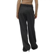 Pantalon large à fines rayures noires, taille cintrée et poches avant discrètes, en mélange de viscose. vero moda