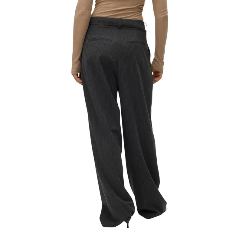 Pantalon large à fines rayures noires, taille cintrée et poches avant discrètes, en mélange de viscose. vero moda
