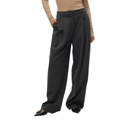 Vero Moda Pantalon gris à fines rayures pour femme, en mélange de viscose, avec taille haute et jambes larges noires et fines rayures verticales.