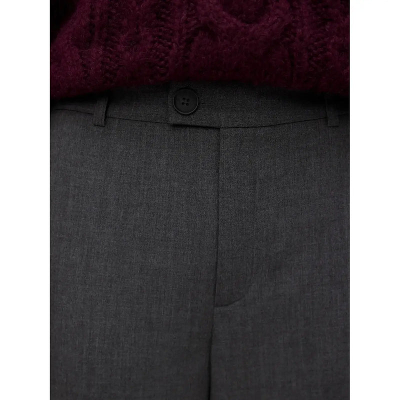 Vero moda Le pantalon gris pour femme est en laine mélangée gris foncé, à la texture subtile, avec une ceinture à un seul bouton noir.