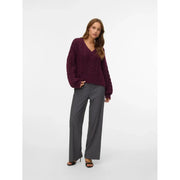Un pull à col en V en maille torsadée bordeaux foncé à manches longues, associé à vero moda Pantalon gris femme à fermeture éclair et bouton, coupe classique