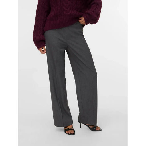 Vero Moda Pantalon gris pour femme, coupe classique, fermeture éclair et bouton, en tissu gris foncé à jambes larges et plis nets.