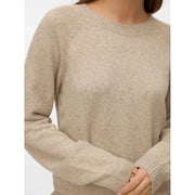 Vero Moda Pull beige en maille texturée pour femme, col rond côtelé et poignets en tissu doux.