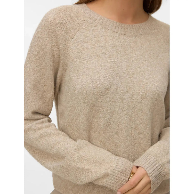 Vero Moda Pull beige en maille texturée pour femme, col rond côtelé et poignets en tissu doux.
