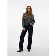Pantalon large en velours côtelé bleu foncé associé à vero moda Pull beige à col rond en maille pour femme, vue de face