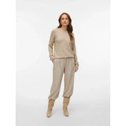 Vero Moda Pull beige en maille pour femme, col rond, manches longues et coupe décontractée.