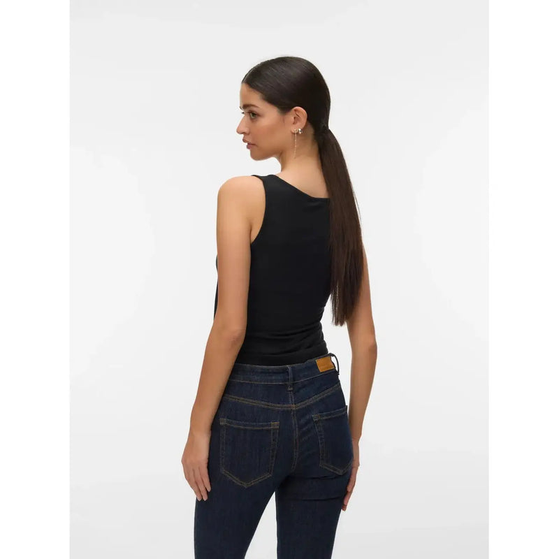 Vero Moda femmes tank top Débardeur noir en lyocell, col rond, coupe ajustée et fronces discrètes au dos.