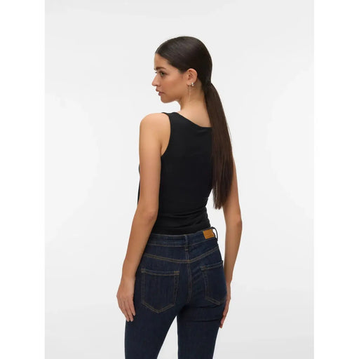 Vero Moda femmes tank top Débardeur noir en lyocell, col rond, coupe ajustée et fronces discrètes au dos.