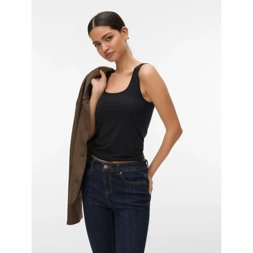 Vero moda femmes tank top sans manches en lyocell noir à col rond, vue de face mettant en valeur la texture douce du tissu