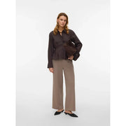 Chemisier péplum marron foncé à manches longues et fermeture boutonnée sur le devant, associé à vero moda pantalon beige en polyester à enfiler