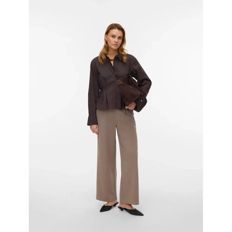Chemisier péplum marron foncé à manches longues et fermeture boutonnée sur le devant, associé à vero moda pantalon beige en polyester à enfiler