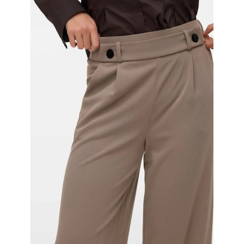 Vero Moda Pantalon beige taille haute pour femme en polyester, avec ceinture structurée et fermeture à boutons noirs.