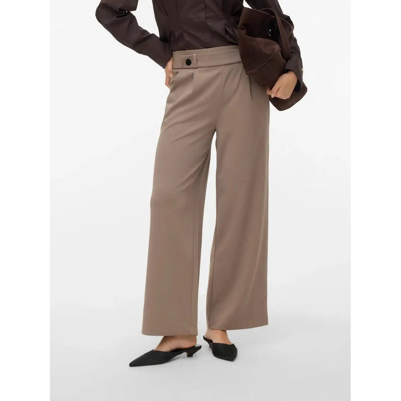 Vero Moda Pantalon beige à jambes larges pour femme, en polyester, taille haute, passants de ceinture et finition lisse.