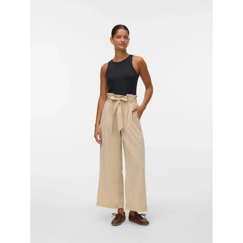 Vero Moda Pantalon beige taille haute à jambes larges pour femme, avec ceinture à nouer, en mélange de viscose.