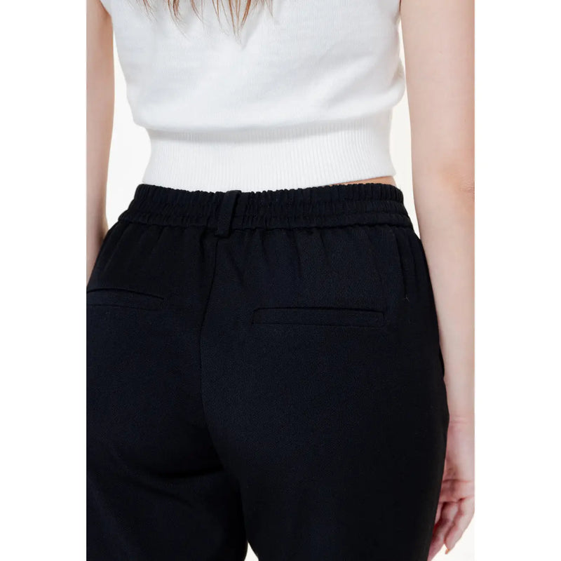 Vero Moda Pantalon noir pour femme, taille élastique, coupe ajustée et élégante, poches avant discrètes.