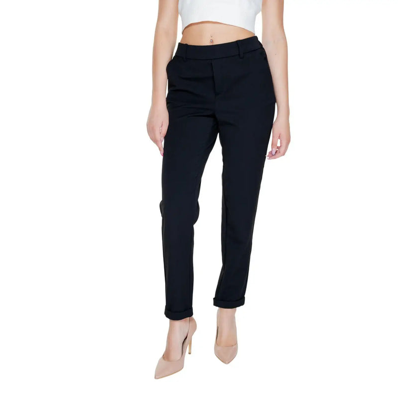 Vero moda Pantalon noir uni pour femme, poches avant, coupe droite élégante et ourlets roulés.