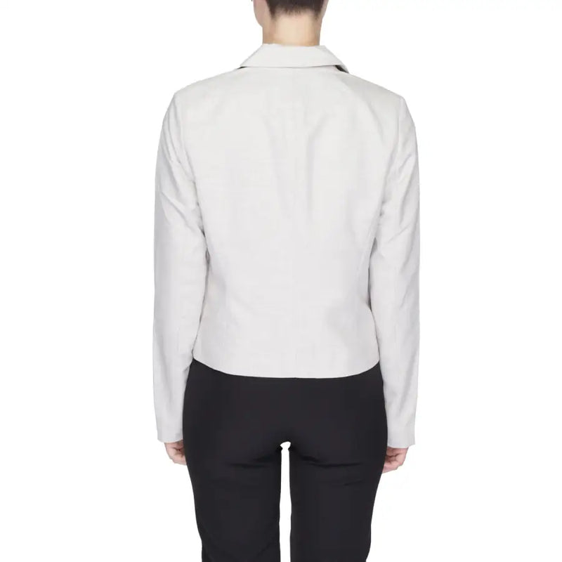 Vero Moda women’s grey marl blazer with structured collar off-white color and long sleeves in a sleek design