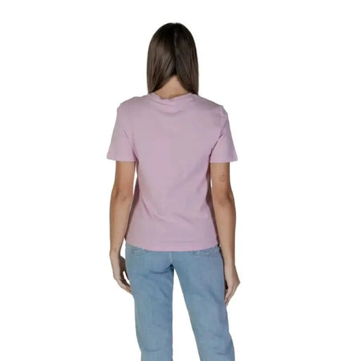 Back view of a person in a Vila Clothes Women’s Pink Cotton T-Shirt and light blue jeans