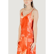 Robe nuisette Vila pour femme, ornée d'un imprimé abstrait à coups de pinceau orange et pêche éclatants, et dotée de fines bretelles spaghetti en mélange de viscose.