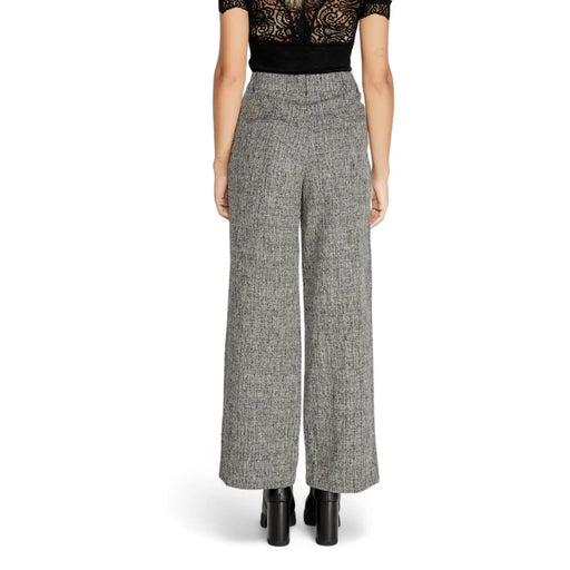 Pantalon taille haute à jambes larges en tweed gris texturé avec poches arrière zippées, collection femme Vila.