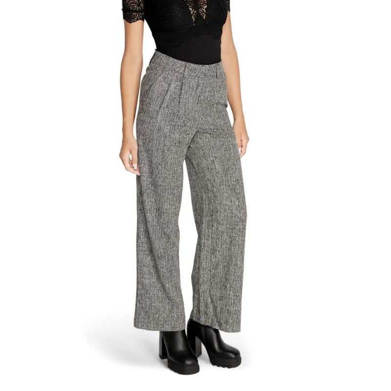 Pantalon Vila pour femme, taille haute, jambes larges, en tissu texturé à chevrons gris et noir, avec poches arrière zippées (vue de dos).