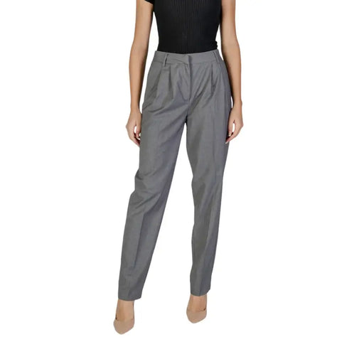 High-waisted gray pleated trousers from Vila Clothes fall winter collection