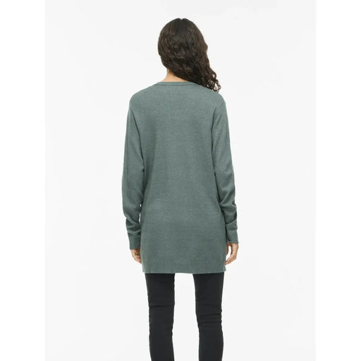 Un cardigan long à manches longues vert sauge doux de la marque Vila, en mélange de viscose, avec une coupe décontractée et des poignets côtelés, idéal pour l'automne.