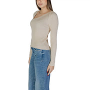 Chemise beige côtelée à manches longues top avec un décolleté carré en viscose et nylon de la collection de tricots blancs pour femmes Vila