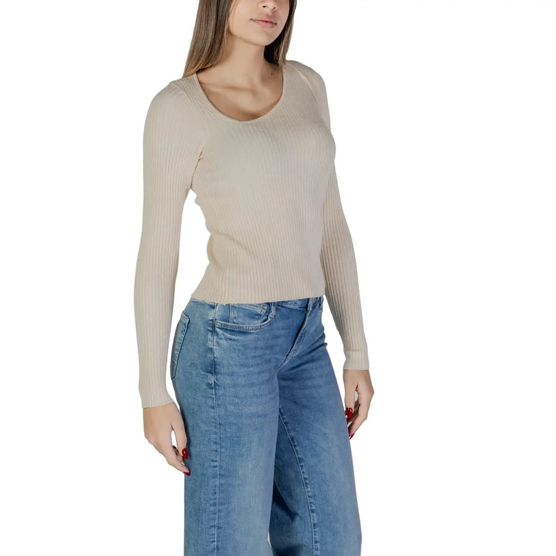 chemise beige côtelée à manches longues top avec une encolure arrondie en viscose et nylon de la collection de tricots pour femmes Vila