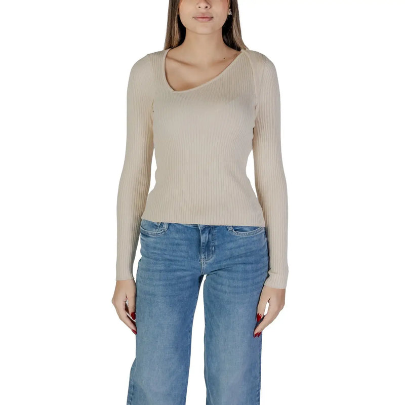 chemise beige côtelée à manches longues top avec une encolure ronde en viscose et nylon de la collection de tricots blancs pour femmes Vila