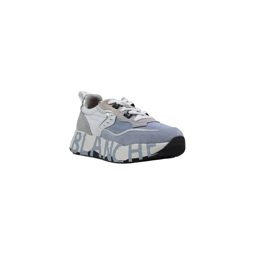 Baskets de sport Voile blanche pour femme en cuir suédé gris, avec inscription blanche audacieuse sur la semelle.