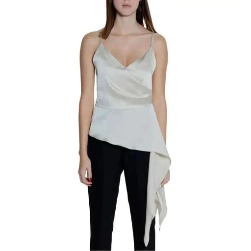 Silence Femmes TopDébardeur blanc asymétrique à fines bretelles top avec panneau latéral drapé