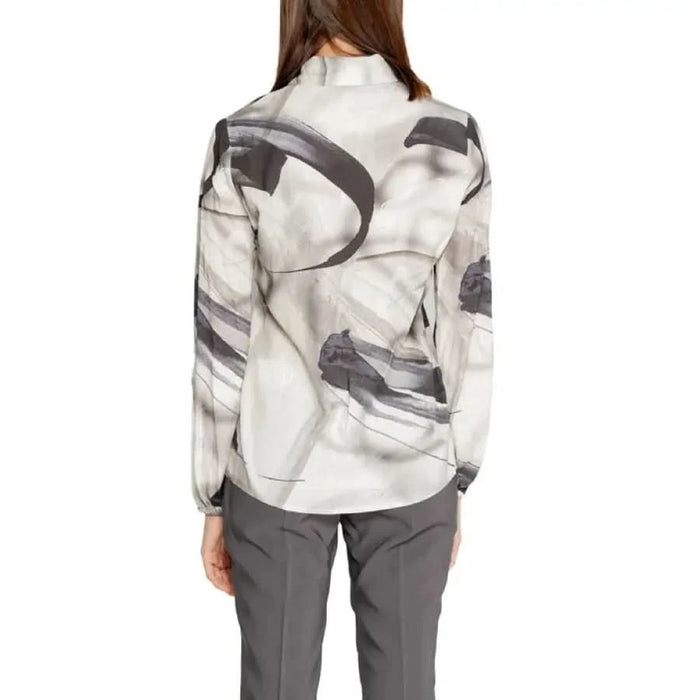 White blouse with gray brushstroke pattern displayed from the back, Rinascimento design