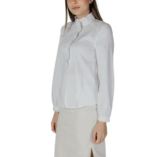 White button-up blouse with high collar and long sleeves by Jacqueline De Yong