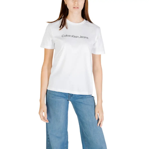 Blanc Calvin Klein Jeans T-shirt en coton à manches courtes pour femme, présenté sur l'image du produit.